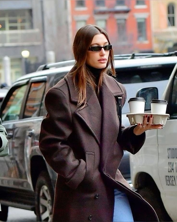 Hailey Bieber dans un look décontracté pour prendre un café
