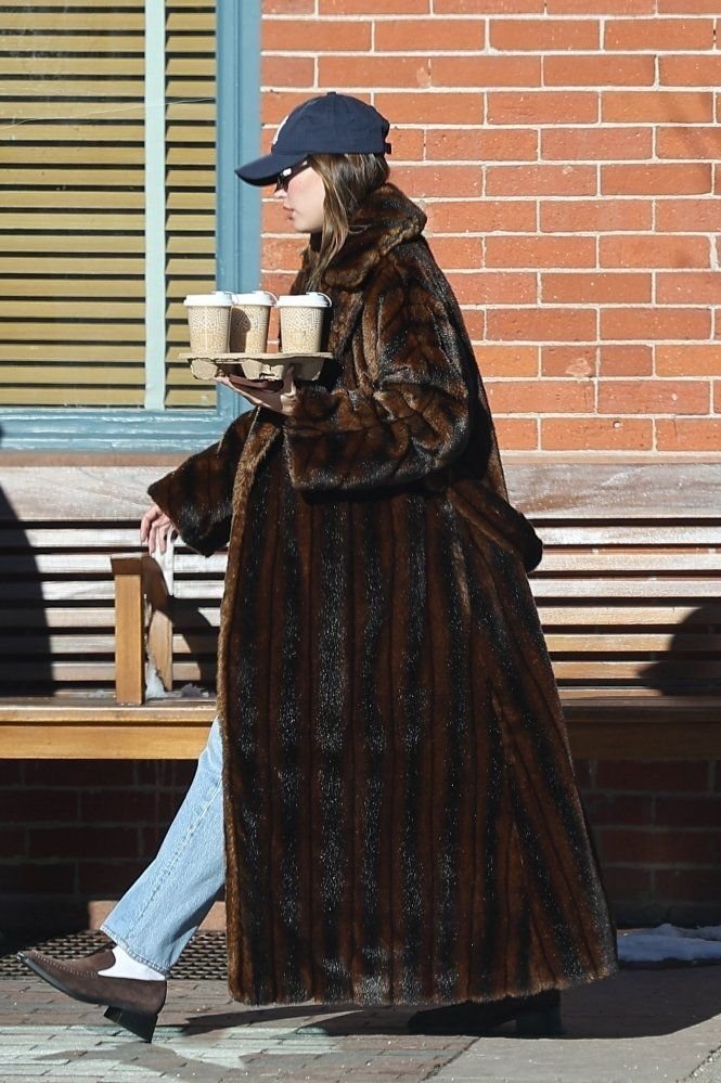 Hailey Bieber dans une tenue décontractée pour une sortie quotidienne